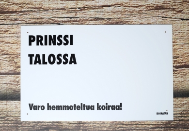 Prinssi talossa. Varo hemmoteltua koiraa! iso varoituskyltti, valkoinen