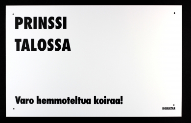 Prinssi talossa. Varo hemmoteltua koiraa! iso varoituskyltti, valkoinen